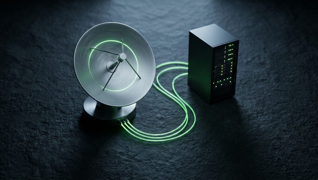 Antena parabólica de metal conectada a um servidor por cabos luminosos, simbolizando monitoramento automatizado de infraestrutura