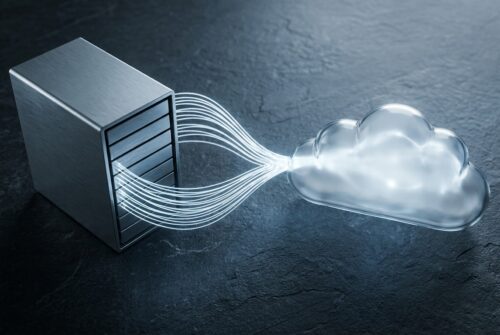 Servidor de metal conectado a uma nuvem de vidro por cabos luminosos, simbolizando infraestrutura híbrida entre servidores locais e cloud